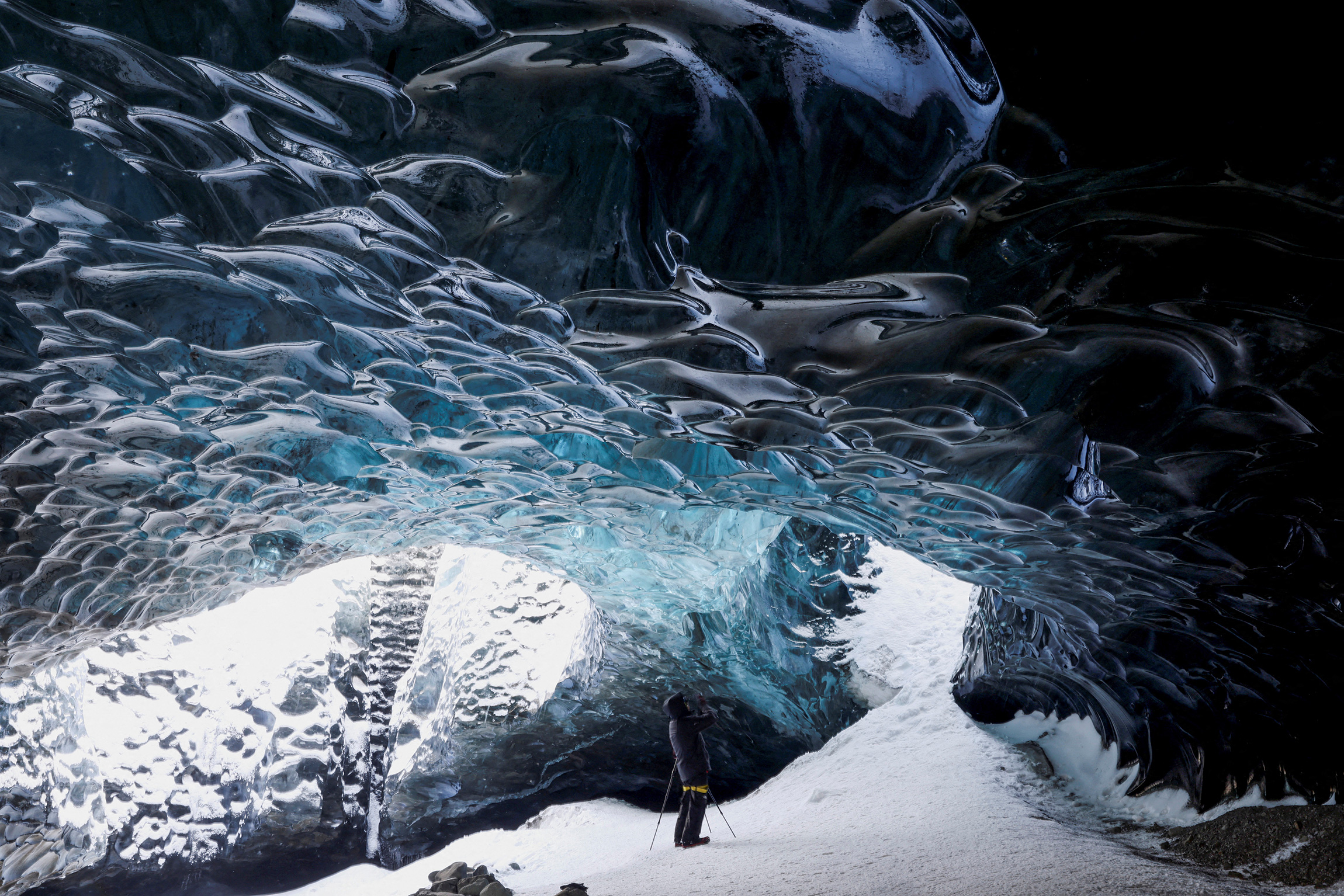 На фото: ледяная пещера в ледниковой лагуне Йокульсарлон на южном побережье Исландии, 17 февраля.

Глобальное потепление вызывает таяние ледников, но массивная зона прохладной воды в северной части Атлантического океана, которую назвали &laquo;голубой каплей&raquo;, замедляет этот процесс в Исландии. Согласно новому исследованию, &laquo;голубая капля&raquo; сможет просуществовать в течение нескольких десятилетий, прежде чем общая тенденция к потеплению снова возьмет верх