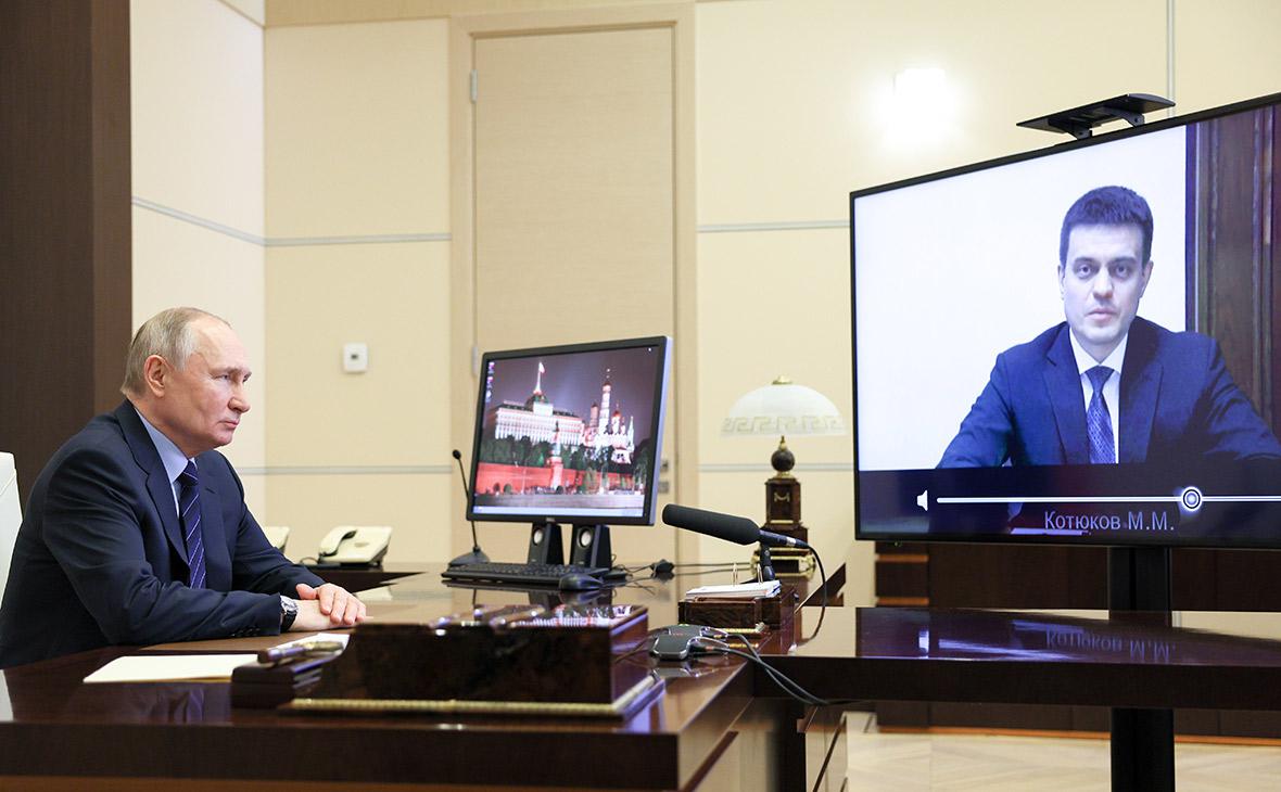 Владимир Путин во время встречи с заместителем министра финансов РФ Михаилом Котюковым