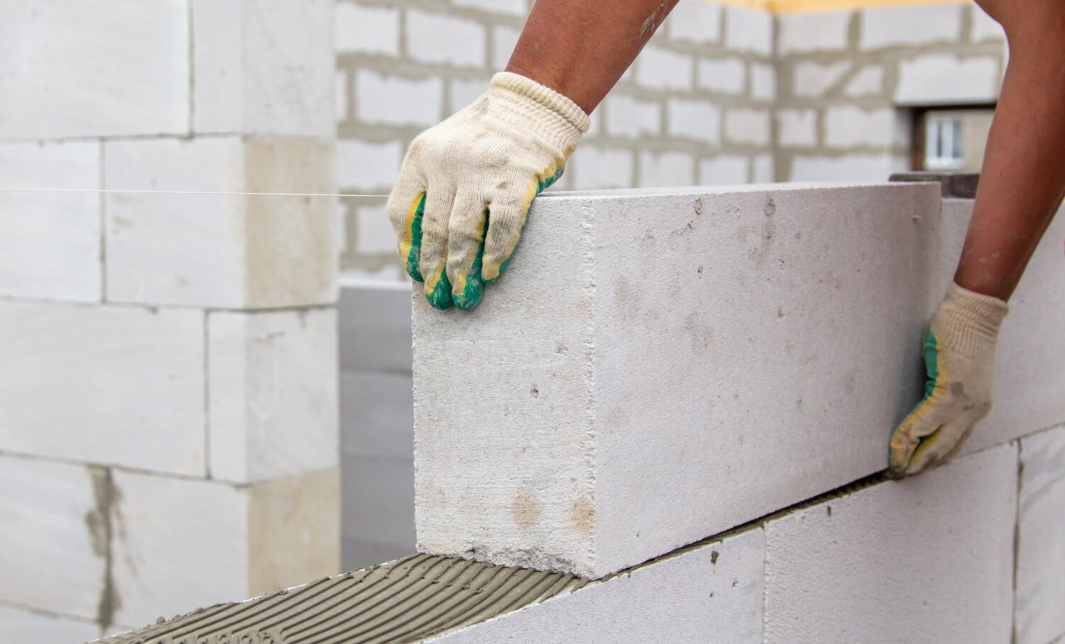 Использовать пеноблоки или газобетонные блоки для стен пристройки следует в том случае, если основной дом выполнен из этого материала