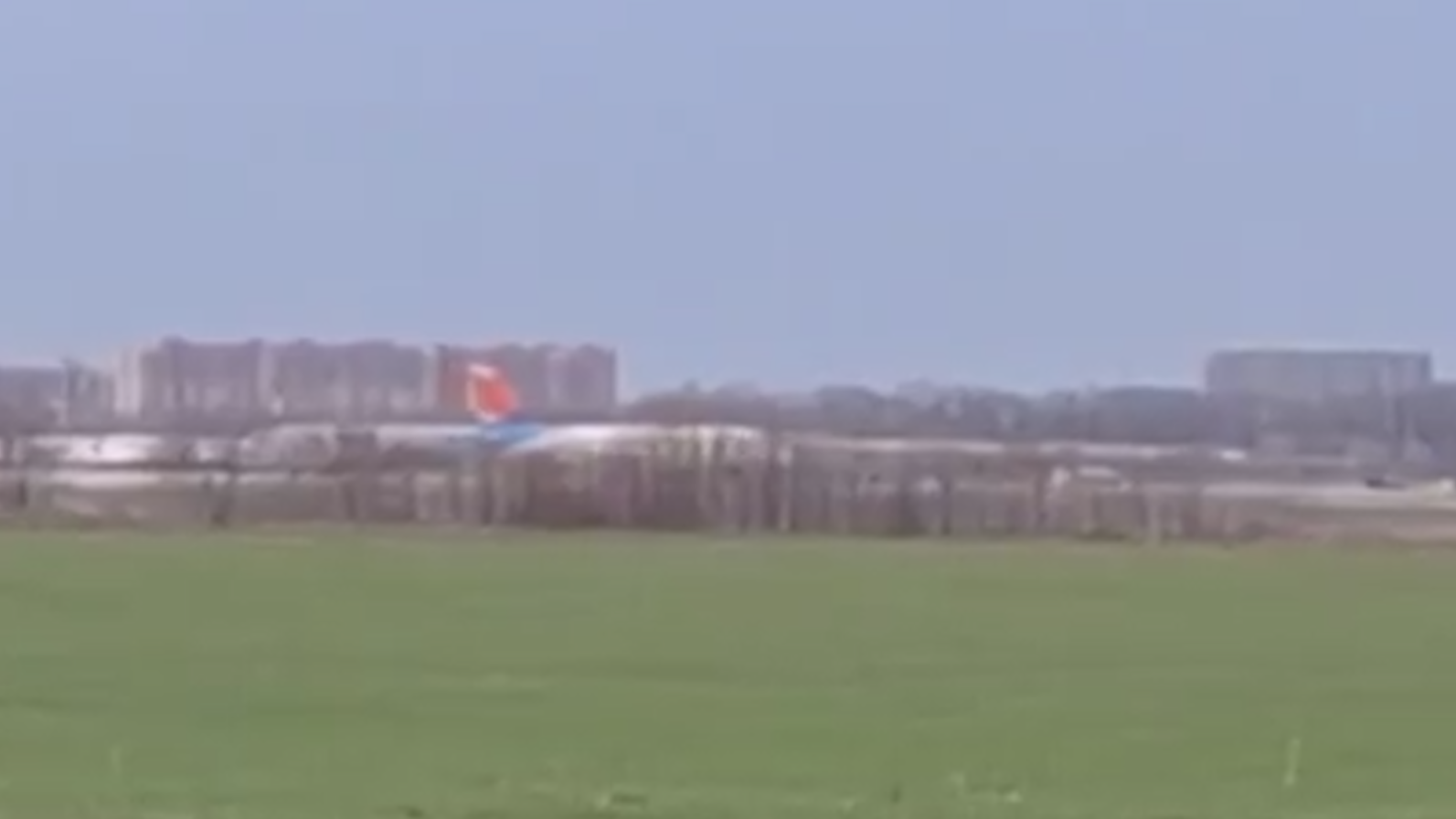 В закрытый аэропорт Краснодара прибыл тестовый рейс. Видео