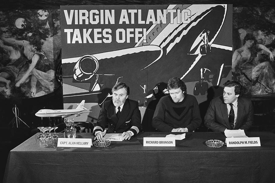 Алан Хеллари, Ричард Брэнсон и Рэндольф Филдс проводят пресс-конференцию перед запуском Virgin Atlantic Airways, 29 февраля 1984 года