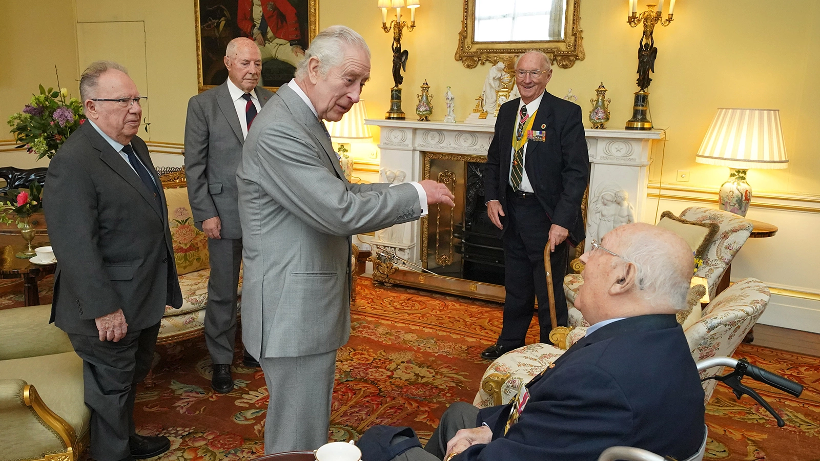 <p>Король Карл III на встрече с ветеранами Корейской войны в Букингемском дворце. 19 марта 2024 года</p>