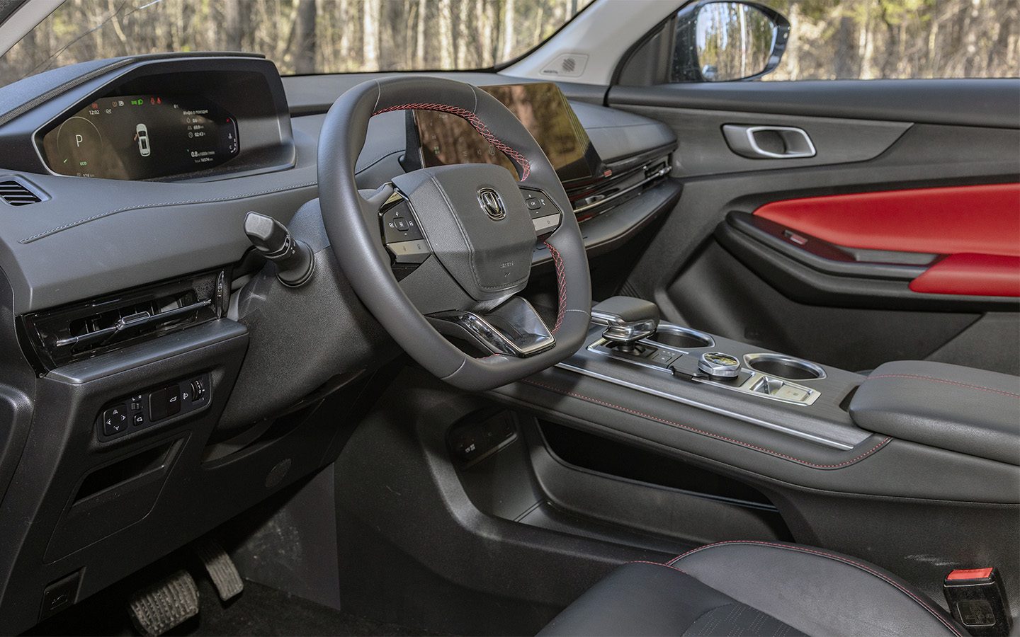 Блок управления зеркалами в Changan CS55 Plus (Changan Uni-S) находится не на&nbsp;дверной карте, а&nbsp;на панели&nbsp;под торпедо слева от руля. Пользоваться им на ходу затруднительно
