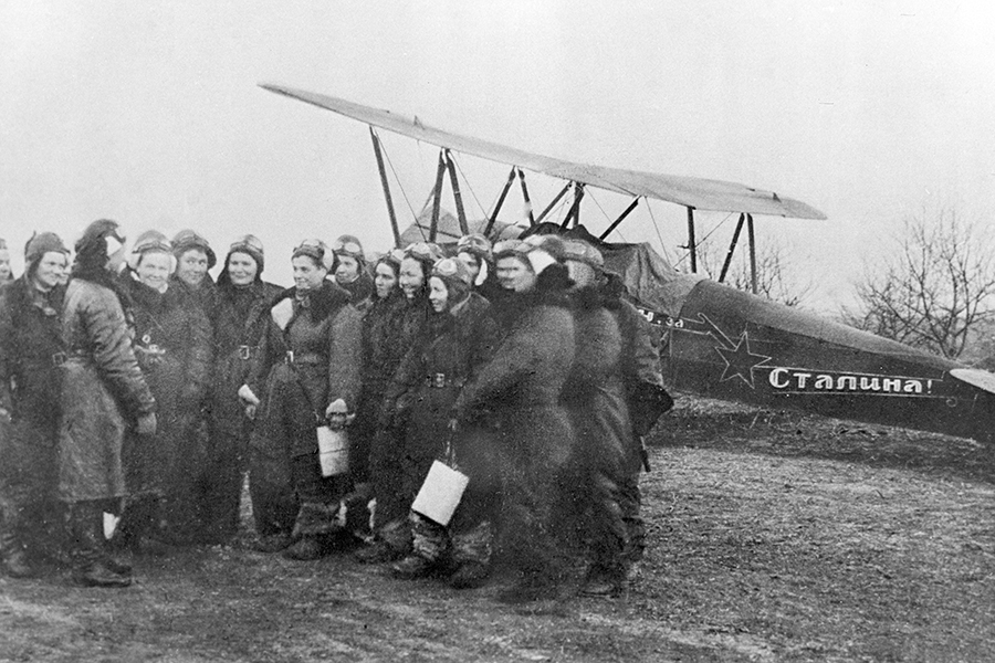 Летчицы 588-го ночного бомбардировочного женского авиационного полка перед вылетом, Оборона Кавказа, 1942 год.
Пустой самолет мог лететь со скоростью 120 км/ч, но при полной загрузке бомбами максимальная скорость составляла 100 км/ч. «Иногда грузовик на земле или легковой автомобиль могли двигаться быстрее, чем мы в воздухе», вспоминала Гельман. Обычно каждый самолет нес по 150-200 кг бомб, причем небольшие бомбы штурман обычно брала в салон к себе на колени, а потом сбрасывала их прямо за борт над целью.
Летали на «У-2» без радиосистем, что требовало от летчиц высокого уровня профессионализма и знания местности. «Ночью без радио, без защиты и прикрытия, при полной маскировке на земле надо было точно выйти на цель и поразить ее; без приводных прожекторов найти свой аэродром, где посадочная полоса обозначалась чаще всего фонарями, открытыми лишь с одной стороны. Летчики говорили: «Надо сесть по папироске командира полка», — рассказывала Ракобольская.