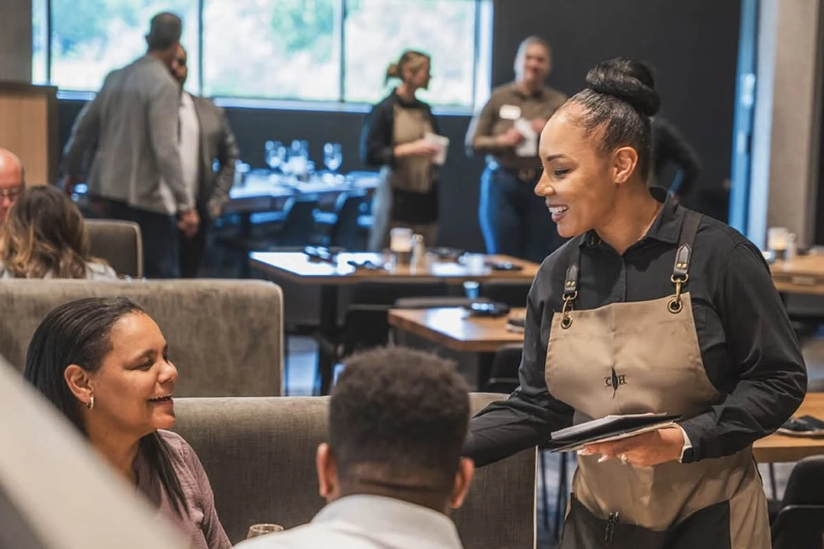 Самый масштабный кейс — Cooper's Hawk в США: сеть ресторанов с собственной винодельней превратила винный клуб в ядро бизнеса, объединив регулярные продажи с дегустациями, клубными ужинами, «вином месяца» и скидками в полусотне локаций