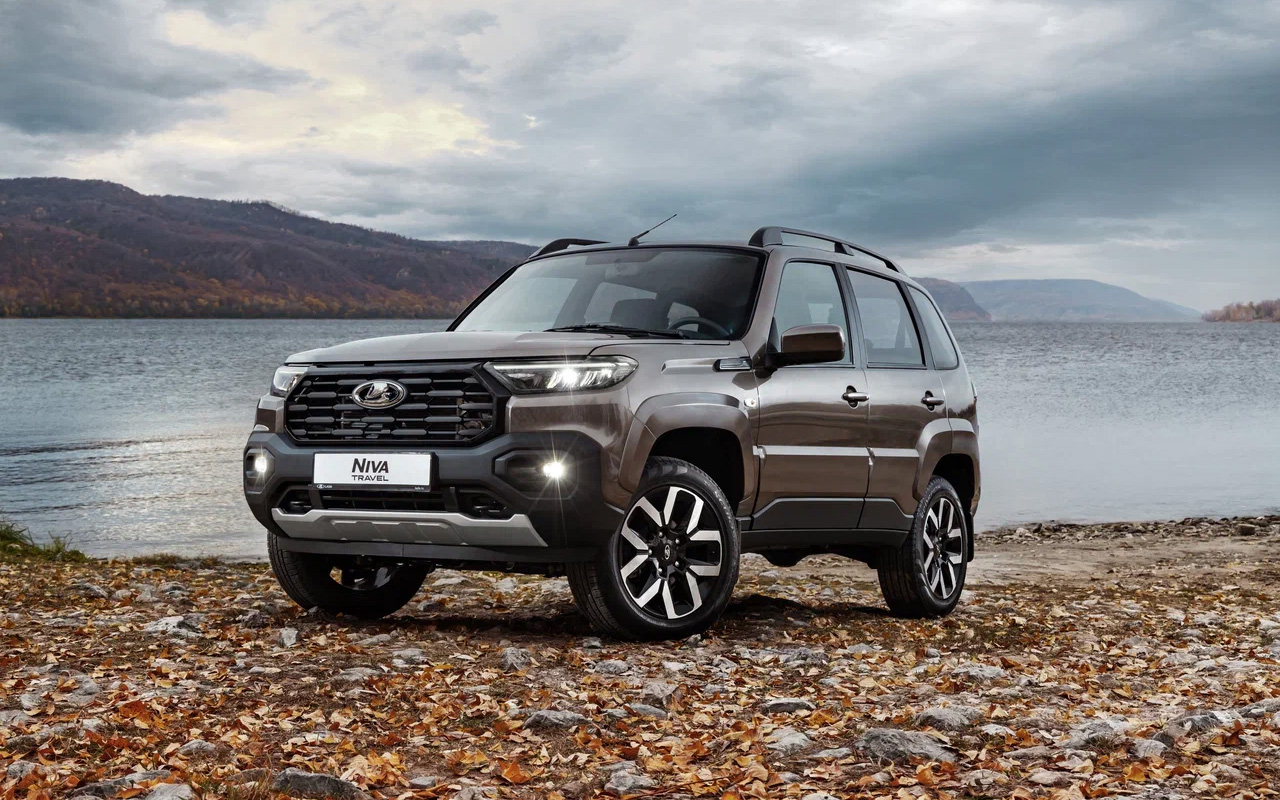 Сегодня Lada Niva Travel воспринимается скорее не как машина на каждый день, а автомобиль для фана. Впрочем, жители регионов, не избалованные скоростными шоссе и столичными зарплатами, с этим утверждением поспорят
