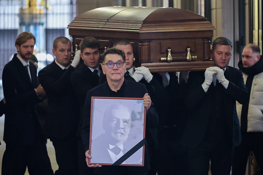 Маковецкий нес портрет друга перед гробом во время церемонии.