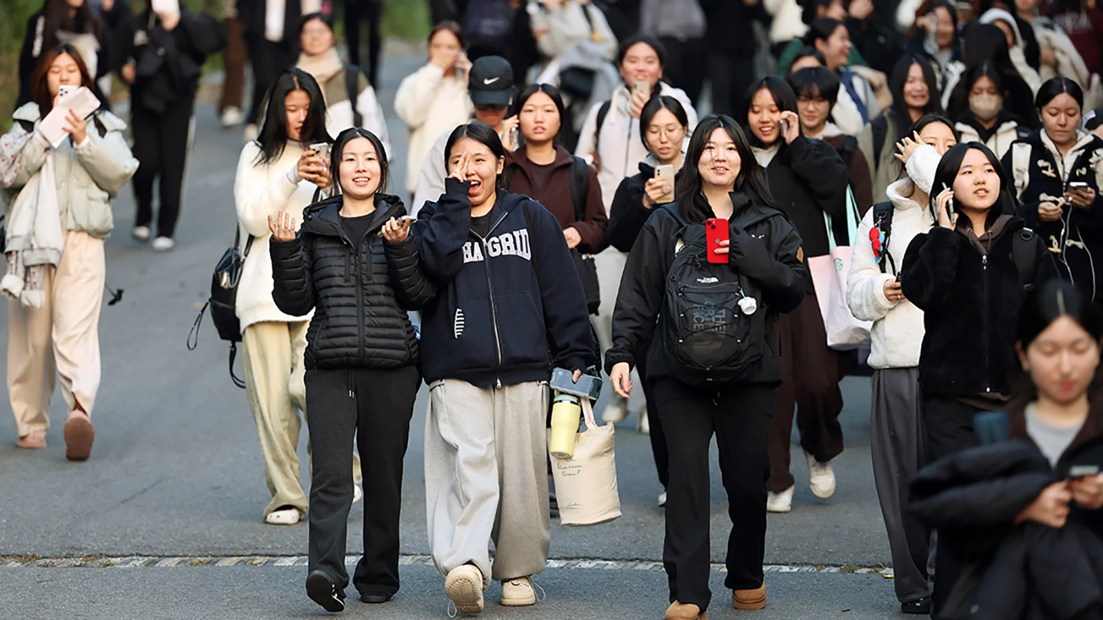 Студенты в Сеуле идут на экзамен сунын. 13 ноября 2025 года