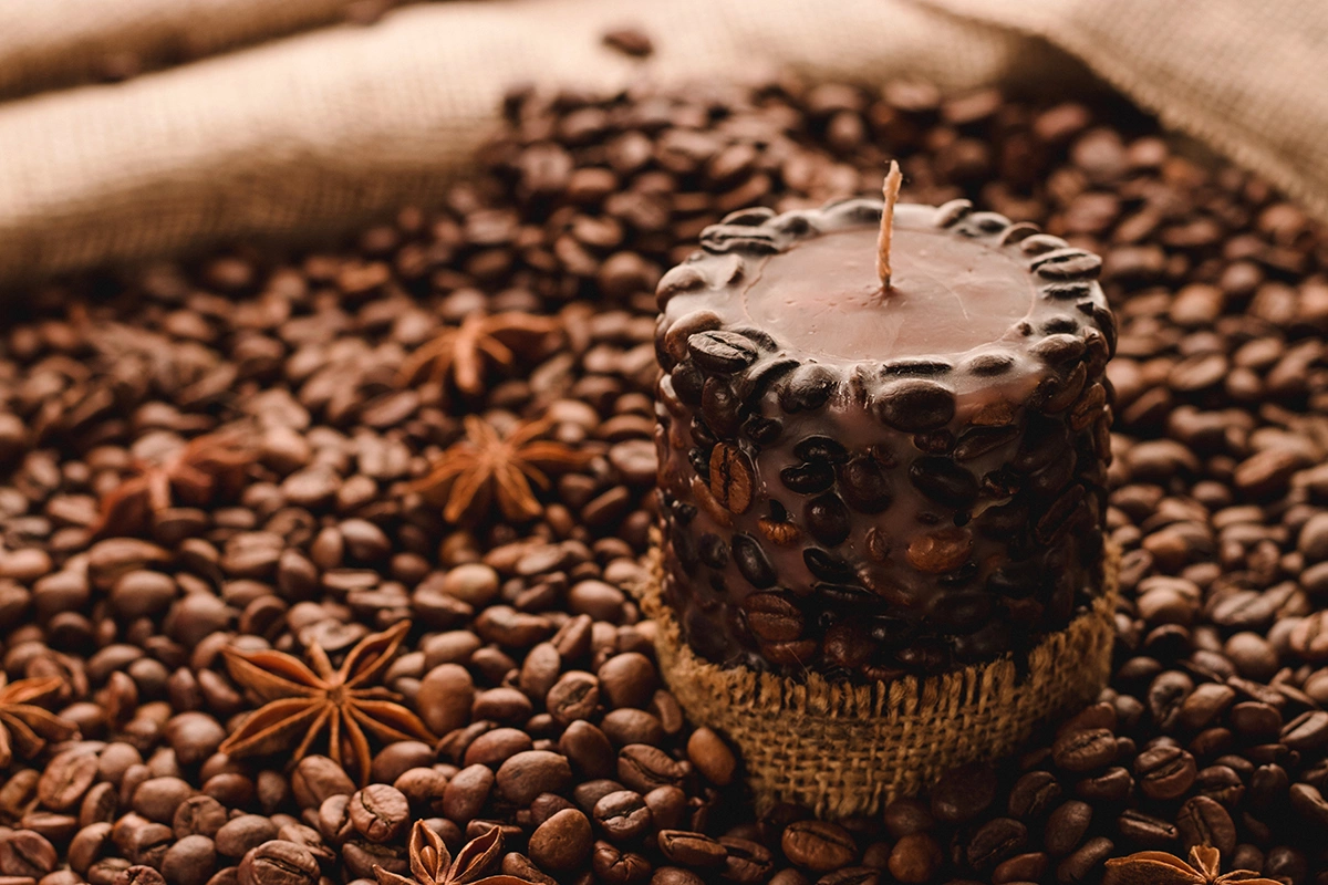 Такой декор подойдет тем, кто хочет сделать обычную магазинную свечу индивидуальной