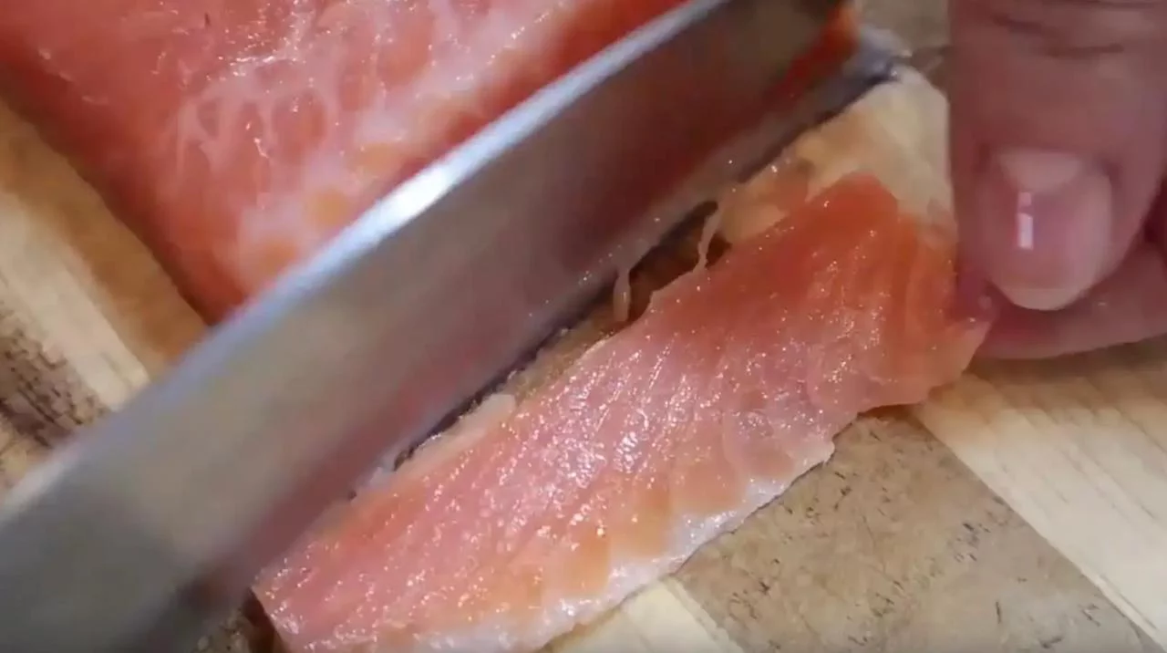 Нарежьте лосось тонкими полосками