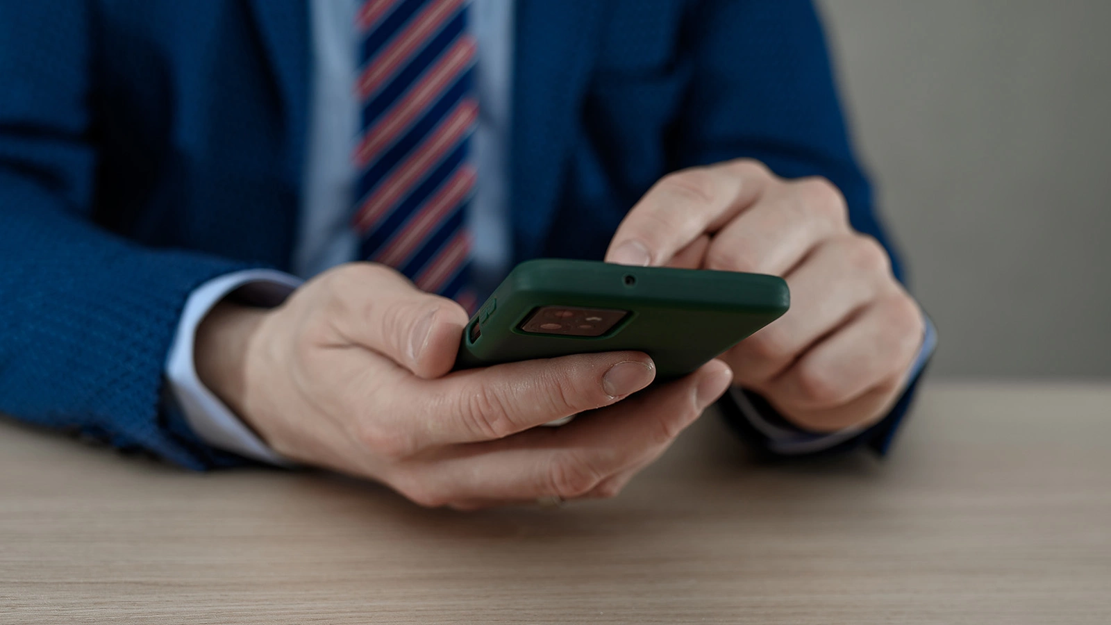 Россиян предупредили о мошеннической схеме с дипфейками. Как различить