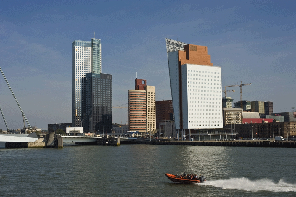 В проекте Kop van Zuid в Роттердаме власти передалывают бывший портовый район площадью 125 га в городской квартал на 5 тыс. квартир