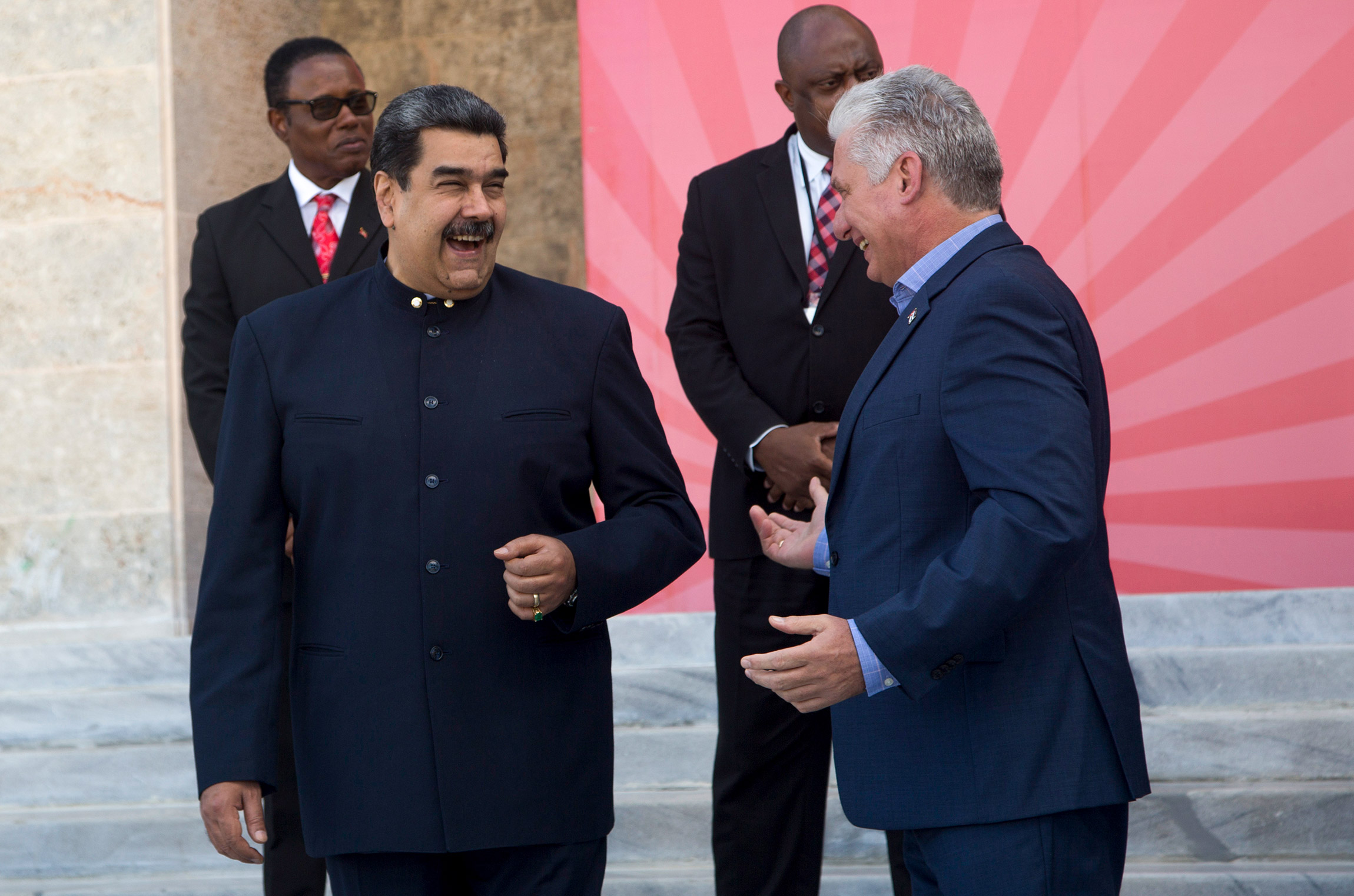 Президент Венесуэлы Николас Мадуро (слева) и президент Кубы Мигель Диас-Канель на саммите Боливарианского альянса для народов Америки (АЛБА). 14 декабря, Гавана