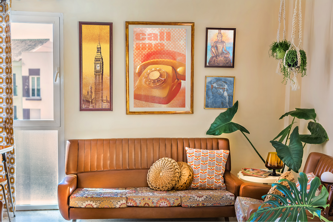 На стенах одной комнаты могут соседствовать декоративные тарелки и постеры в стиле поп-арт, семейные фото и репродукции классических картин, открытки в рамках и плакаты с мотивационными лозунгами