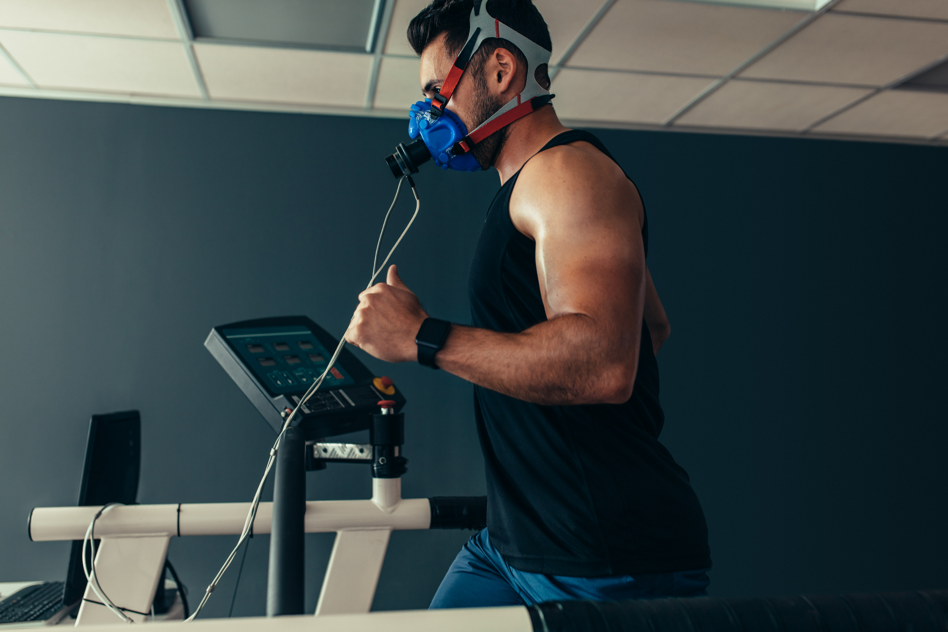 Для качественного анализа анаэробного порога спортсмен тренируется в специальной маске, которая измеряет потребление кислорода