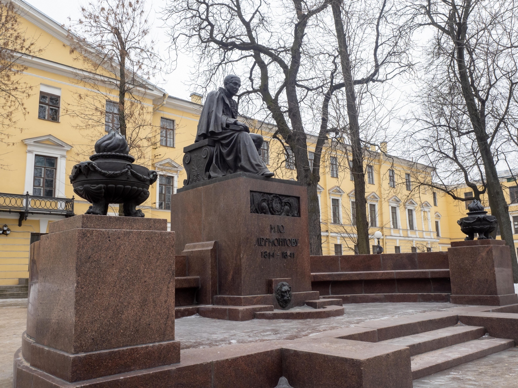 Памятник М.Ю. Лермонтову рядом со зданием бывшего Николаевского кавалерийского училища&nbsp;