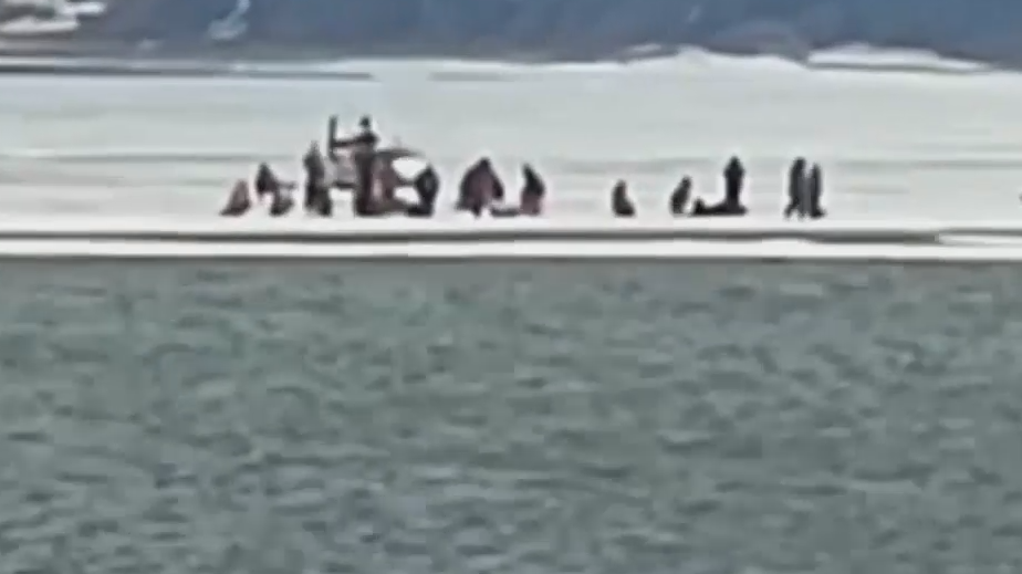 На Сахалине от берега озера Изменчивое оторвало льдину с 20 рыбаками