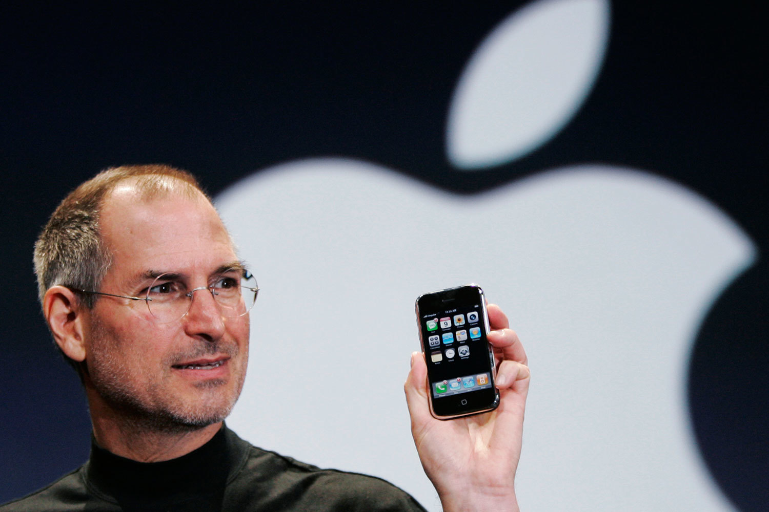 В 2007 году Стив Джобс представил первый iPhone