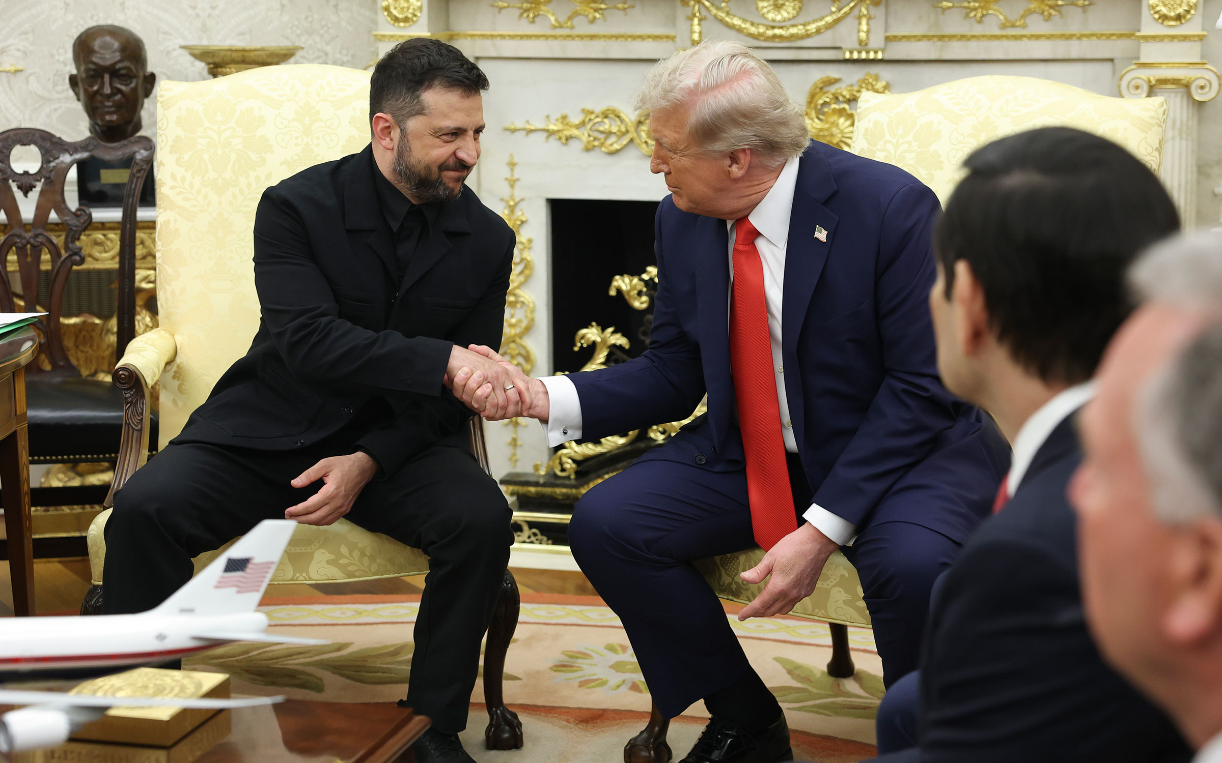 Закрытые переговоры между Зеленским и Трампом продлились около часа