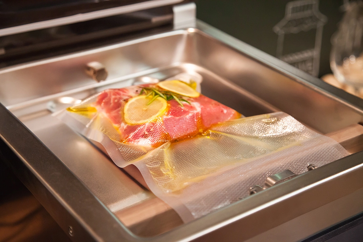Термин су-вид происходит от французского sous-vide, что означает «в вакууме»