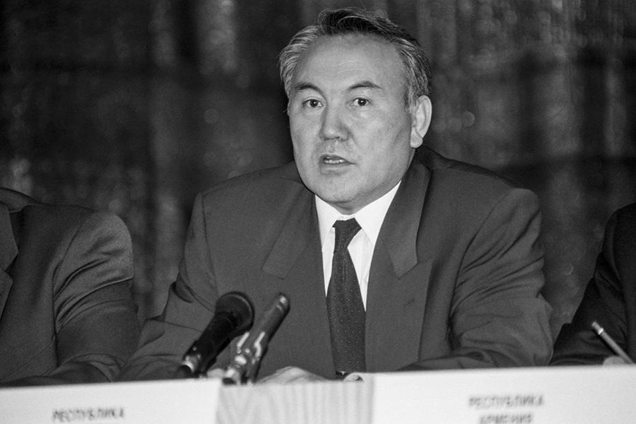 Нурсултан Назарбаев во время выступления на пресс-конференции, 1993 год