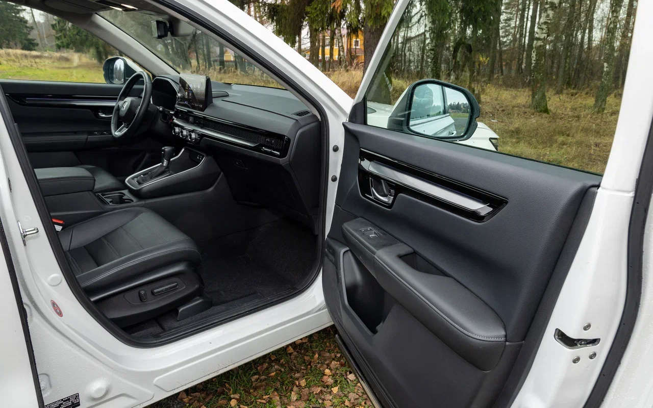 Все поверхности в салоне Honda CR-V, которых может коснуться рука, тактильно приятные и мягкие. Здесь нет вычурности и кича, зато&nbsp;качество отменное