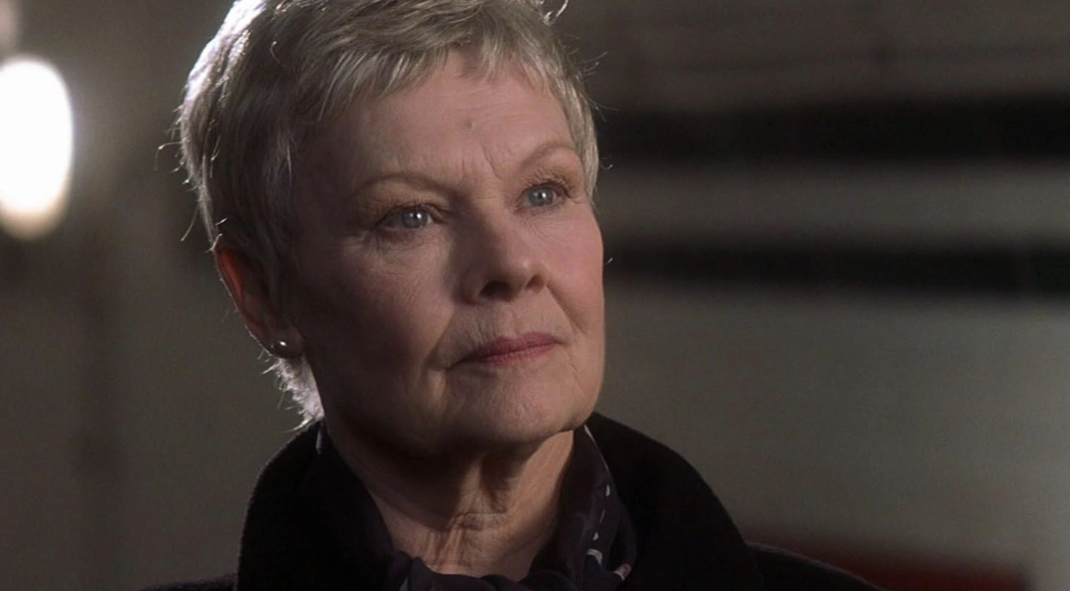 Джуди Денч — обладательница титулов кавалера ордена Британской Империи и дамы-командора ордена Британской империи. Английская актриса, узнавшая сцену благодаря любви к Шекспиру, прославилась во всем мире ролью «М», руководительницы британской секретной службы МИ-6 в фильмах о Джеймсе Бонде. . . Кадр из фильма «Умри, но не сейчас» (2002)