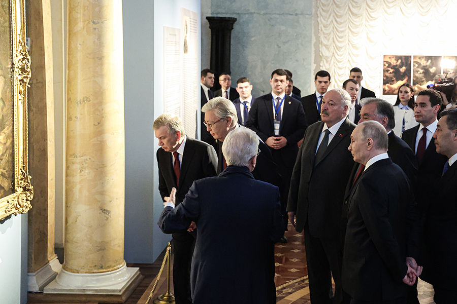 Во время экскурсии Путин рассказал Пашиняну, что Александровская колонна на Дворцовой площади стоит под собственным весом и ничем не закреплена.