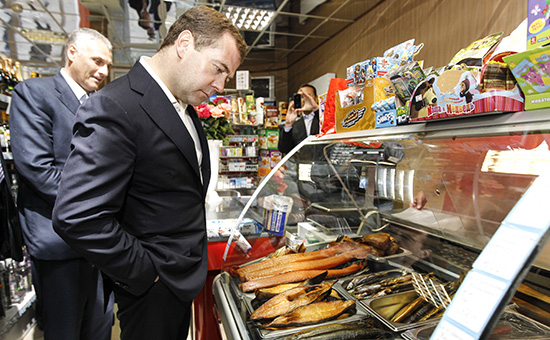 Премьер-министр РФ Дмитрий Медведев во время посещения магазина