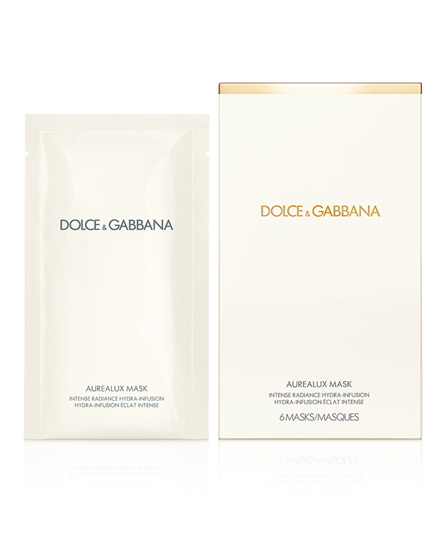 Маска Aurealux, Dolce &amp; Gabbana соединяет в себе силу одноименной сыворотки и хитрого нетканого материала, состоящего из гидрофильных и гидрофобных волокон. Работая в паре, они делают кожу более мягкой, упругой и сияющей спустя каких-то десять минут.
