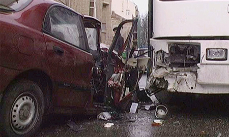 В результате столкновения автобуса и легкового автомобиля три человека погибли