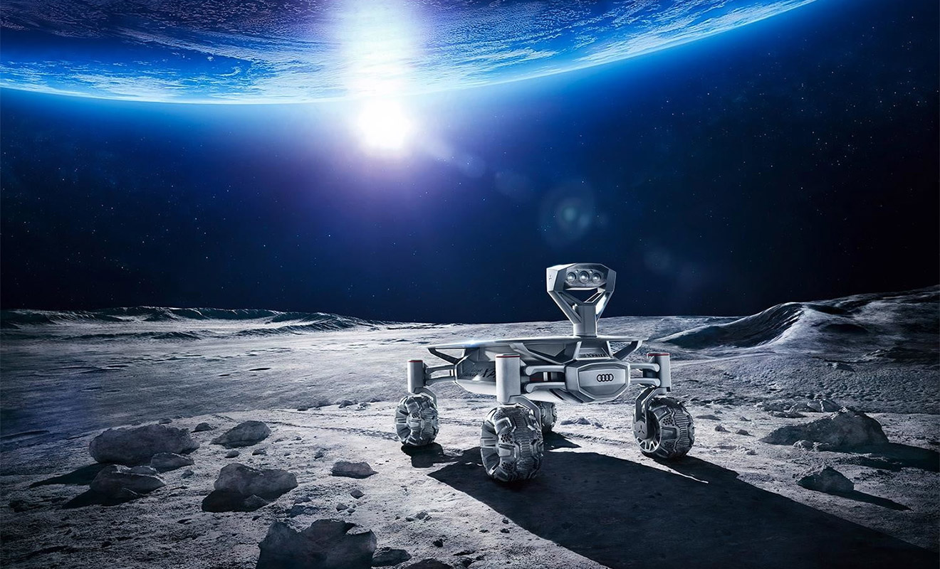 Tesla Илона Маска &mdash; не единственная автомобильная компания, решившая отправить свое транспортное средство в открытый космос. В отличии от американцев, использовавших для этого серийный Roadster, Audi подготовила для путешествия к звездам свой собственный луноход под названием Lunar Quattro. Высадка на Луну запланирована на 2019&nbsp;г., а пока самоходный электромобиль помимо необходимых тестов снимается в кино. Необычное транспортное средство, например, можно увидеть в фильме режиссера Ридли Скотта &laquo;Чужой: Завет&raquo;.