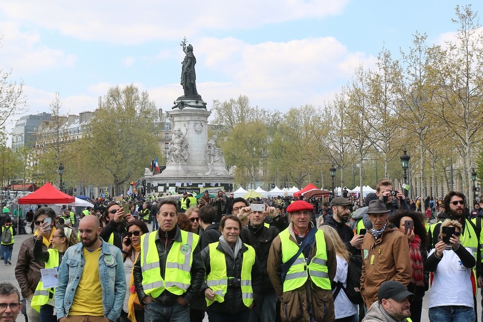 Участники антиправительственной манифестации движения &laquo;желтые жилеты&raquo; у статуи Французской Республики в апреле 2019 года