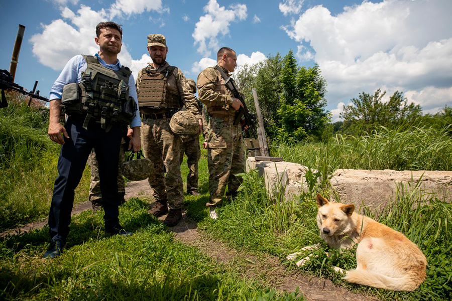 27 мая, 8-й день. Зеленский (слева) побывал на передовой в Донбассе.

Он осмотрел позиции в Луганской области и заявил о необходимости улучшить условия для военнослужащих
