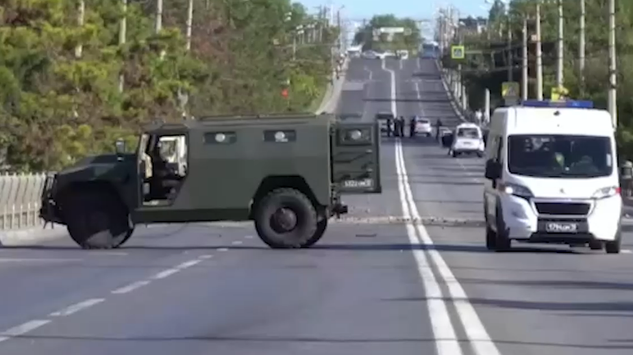 Развожаев сообщил о штатном уничтожении частей сбитой в городе ракеты