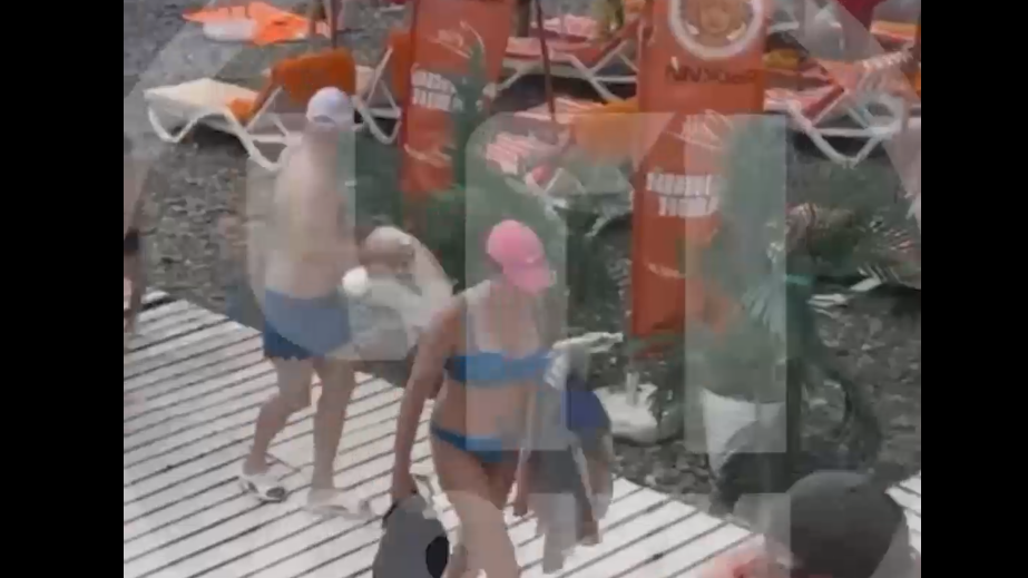 Сочинские пляжи экстренно эвакуировали из-за атаки дронов. Видео