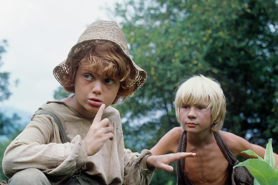 Съемки фильма «Приключения Тома Сойера и Гекльберри Финна» по роману Марка Твена (постановка Сергея Говорухина). Владислав Галкин в роли Гекльберри Финна (справа) и Федор Стуков в роли Тома Сойера на съемочной площадке, 1981 год