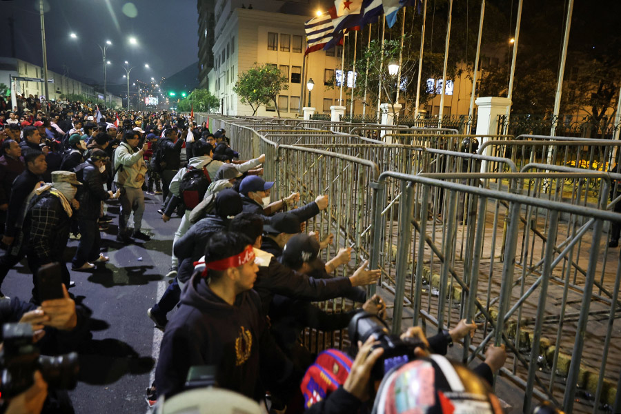 Демонстранты сносят металлические ограждения в ходе протестов.

