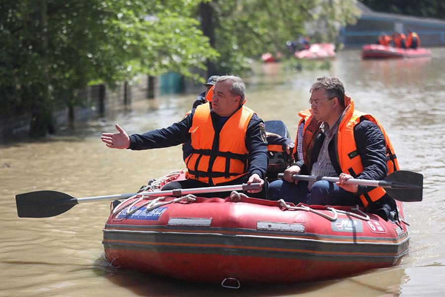 Глава МЧС РФ Владимир Пучков и Владимир Владимиров (слева направо) во время осмотра наиболее пострадавшего от паводка поселка Левокумка, 2017 год