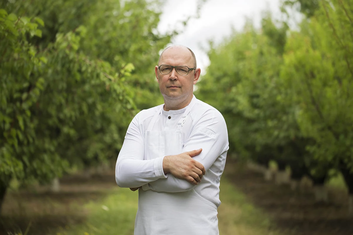 «Летом — это море и лес. Я люблю Сочи, Анапу, особенно Большой Утриш — это место, где нет лишнего шума, только вода, солнце и бесконечный горизонт»