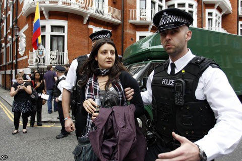 Лондонская полиция столкнулась с "армией" Дж.Ассанджа. ФОТО