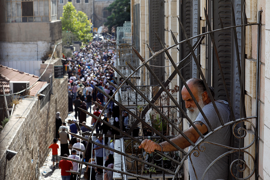 Толпа палестинцев&nbsp;продвигается к мечети&nbsp;​Аль-Акса


