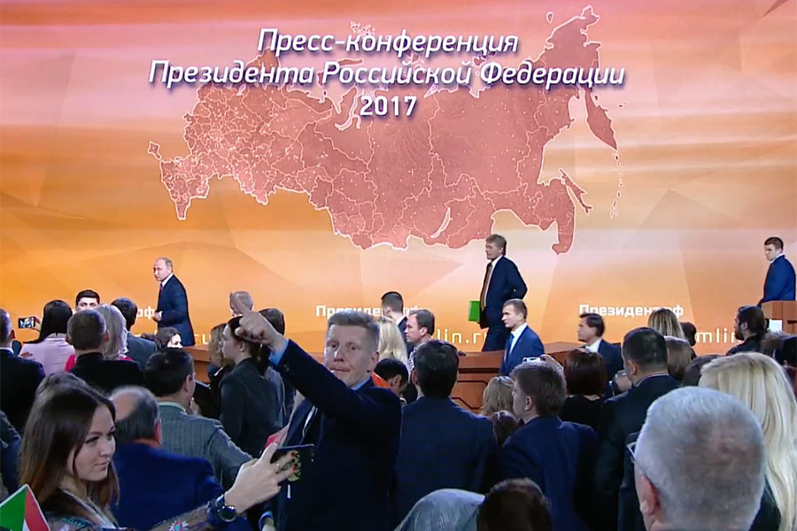 Фото:трансляция большой пресс-конференции Владимира Путина