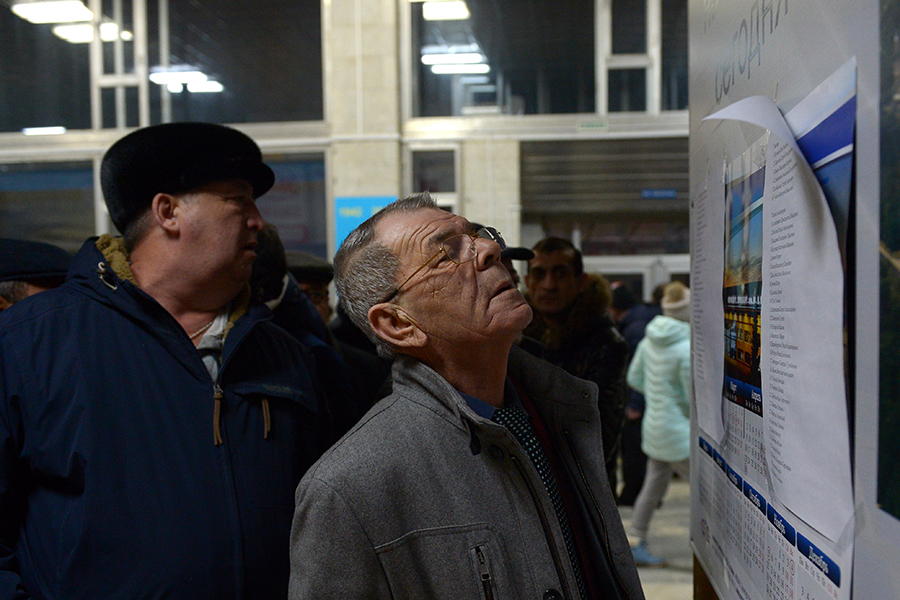 Жители города Орск читают список погибших пассажиров