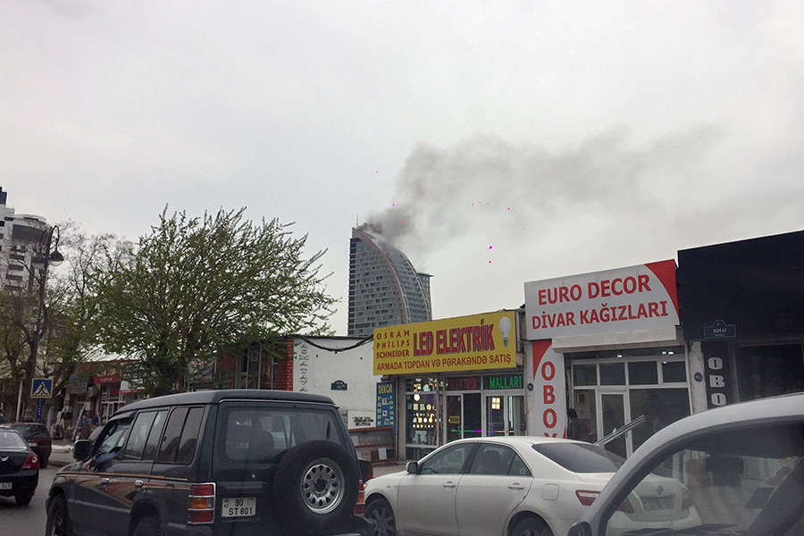 Пожар в бизнес-центре начался около 12:00 мск