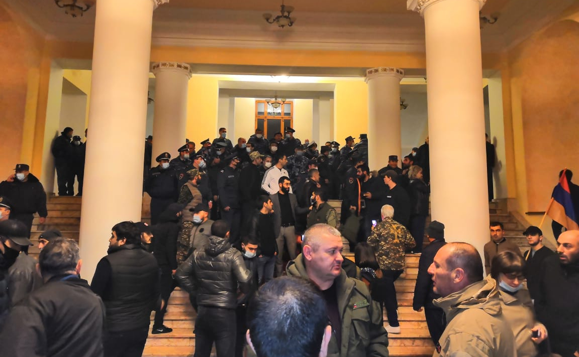 Протестующие у здания правительства Армении в Ереване