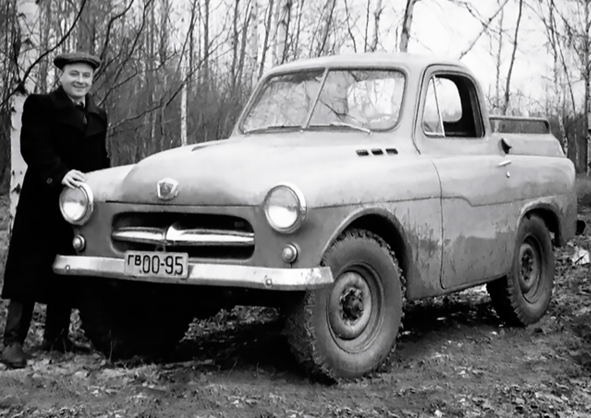 Создатель машины, ведущий конструктор ГАЗ Г.М. Вассерман и его детище на испытаниях, 1955г.