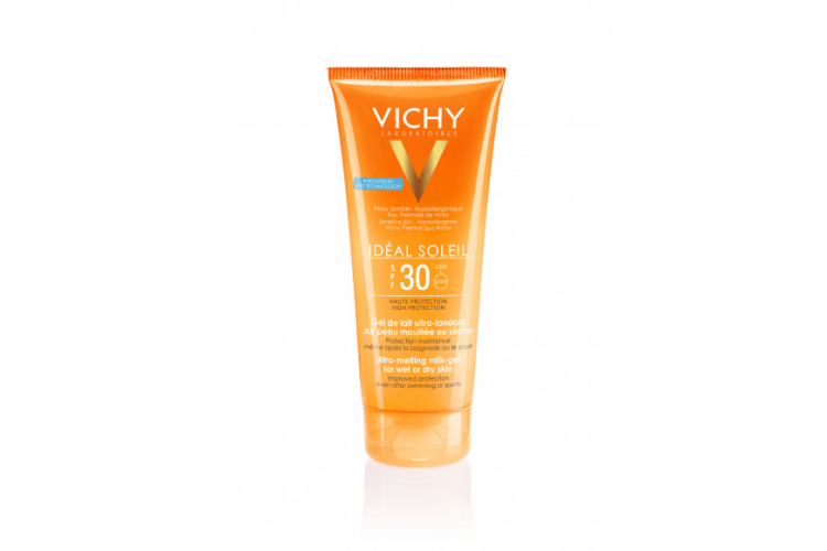 Тающая эмульсия Ideal Soleil, Vichy с запатентованной технологией Wet Skin образует водоотталкивающий барьер, который защищает UVA- и UVB-лучей даже влажную кожу. Средство также содержит солнцезащитный фильтр широкого спектра Mexoryl XL, витамин E и минерализирующую термальную воду Vichy для защиты, укрепления и восстановления кожи