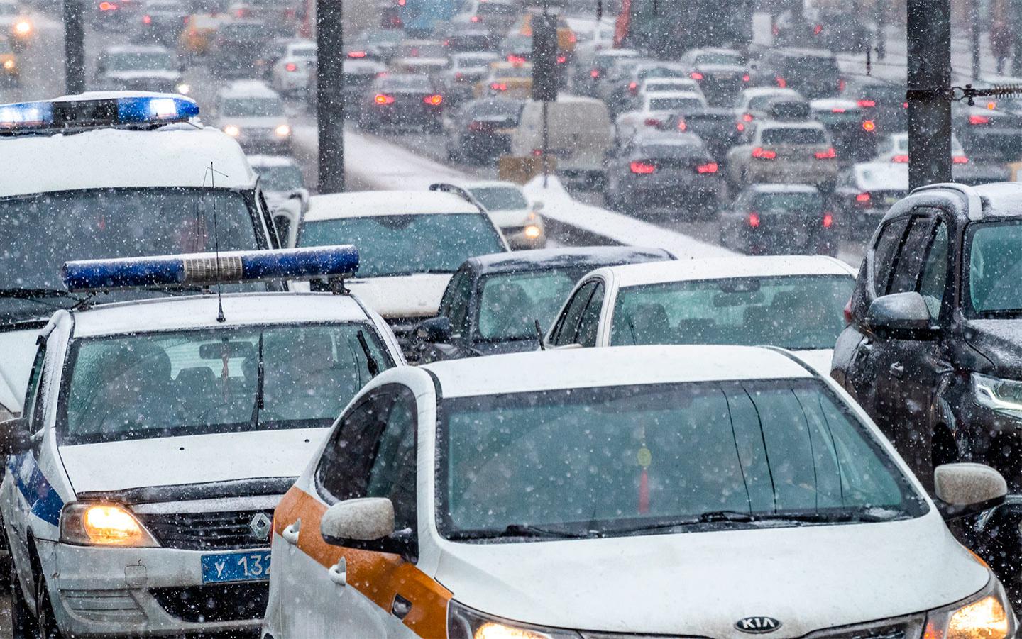 Москва из-за снегопада встала в 10-балльных пробках