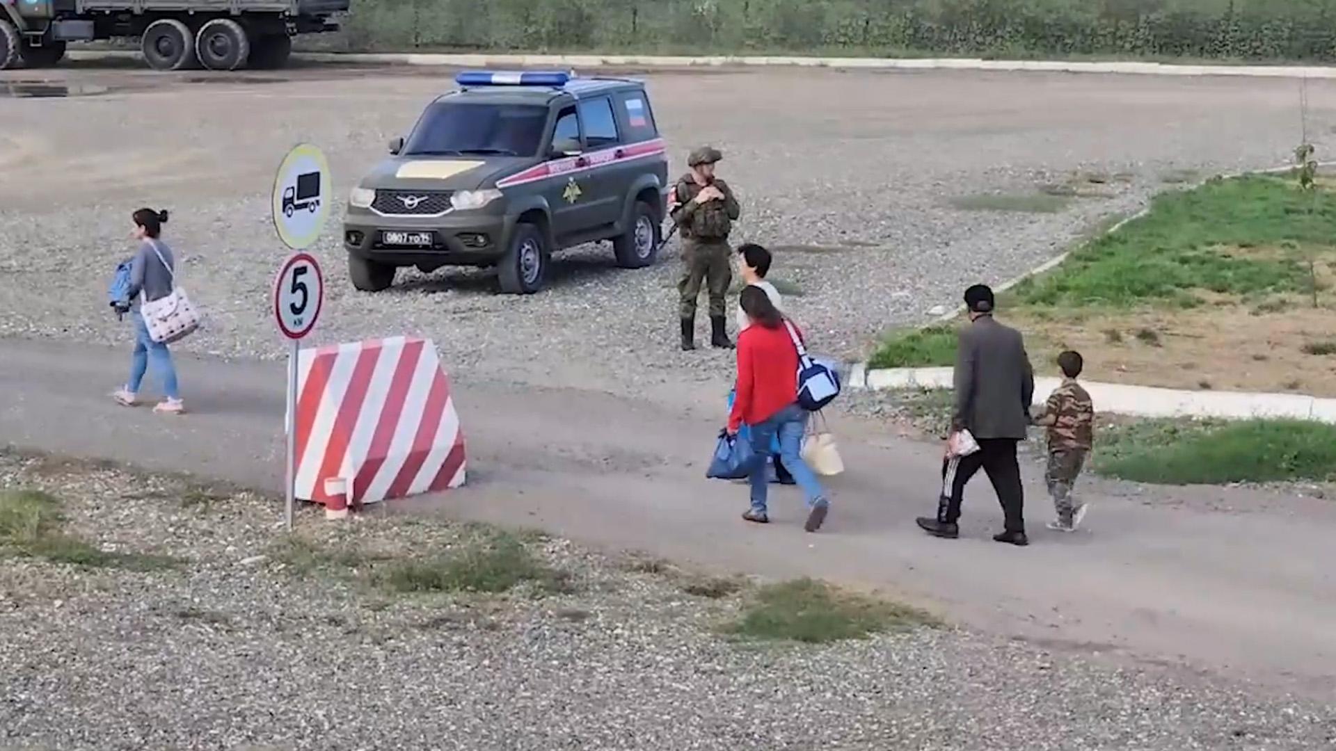 Российские миротворцы эвакуировали более 2 тыс. жителей Карабаха